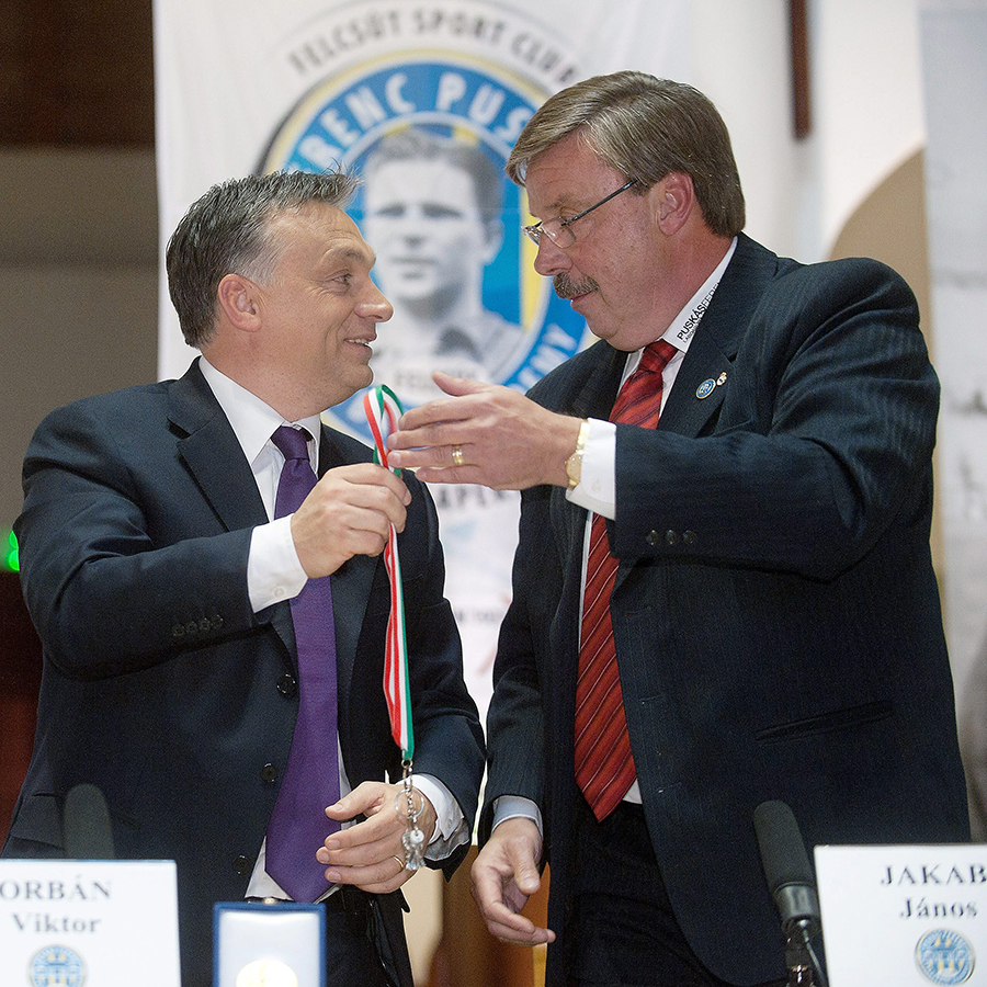Jakab János adta át a Puskás-örökséget tartalmazó ládák kulcsait Orbán Viktor miniszterelnöknek tavaly novemberben (fotó: pfla.hu/Takács József)